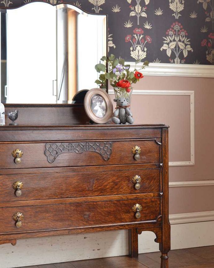 アンティークのドレッサー　アンティーク家具　英国のアンティーク家具、鏡のかたちまで素敵なドレッシングチェスト（オーク材）。英国アンティークらしい凛とした雰囲気木目と彫の美しさが際立つ英国のアンティークらしいドレッシングチェスト。(q-1406-f)