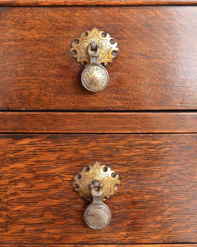 アンティークのドレッサー　アンティーク家具　英国のアンティーク家具、鏡のかたちまで素敵なドレッシングチェスト（オーク材）。アンティークらしい素敵な取っ手味わい深いアンティークらしい取っ手のデザインからも時間の流れが感じられます。(q-1406-f)