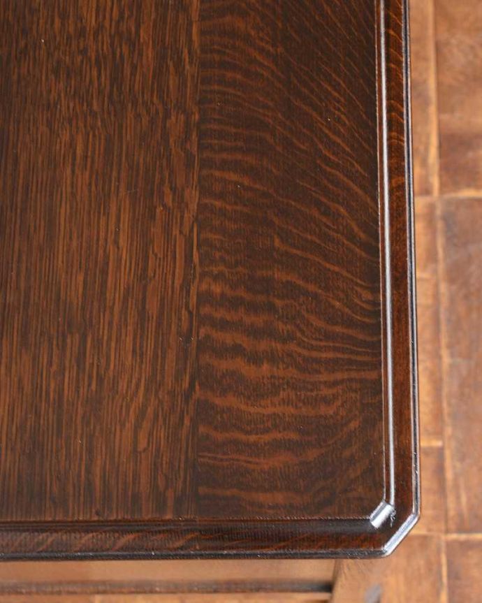 アンティークのドレッサー　アンティーク家具　英国のアンティーク家具、鏡のかたちまで素敵なドレッシングチェスト（オーク材）。天板の塗装もキレイ近づいてみると、ピッカピカでキレイに仕上げた天板の塗装。(q-1406-f)