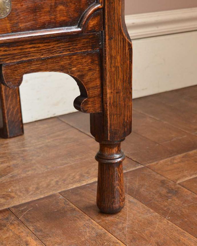 アンティークのドレッサー　アンティーク家具　英国のアンティーク家具、鏡のかたちまで素敵なドレッシングチェスト（オーク材）。女性1人でラクラク運べちゃう仕掛けHandleのアンティークは、脚の裏にフェルトキーパーをお付けしています。(q-1406-f)