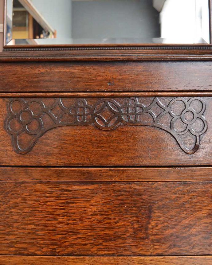 アンティークのドレッサー　アンティーク家具　英国のアンティーク家具、鏡のかたちまで素敵なドレッシングチェスト（オーク材）。惚れ惚れするような美しさとっても堅い無垢材に一体どうやって彫っていったんでしょう？アンティークらしく細かい彫りを眺めているだけでうっとりしてしまいます。(q-1406-f)