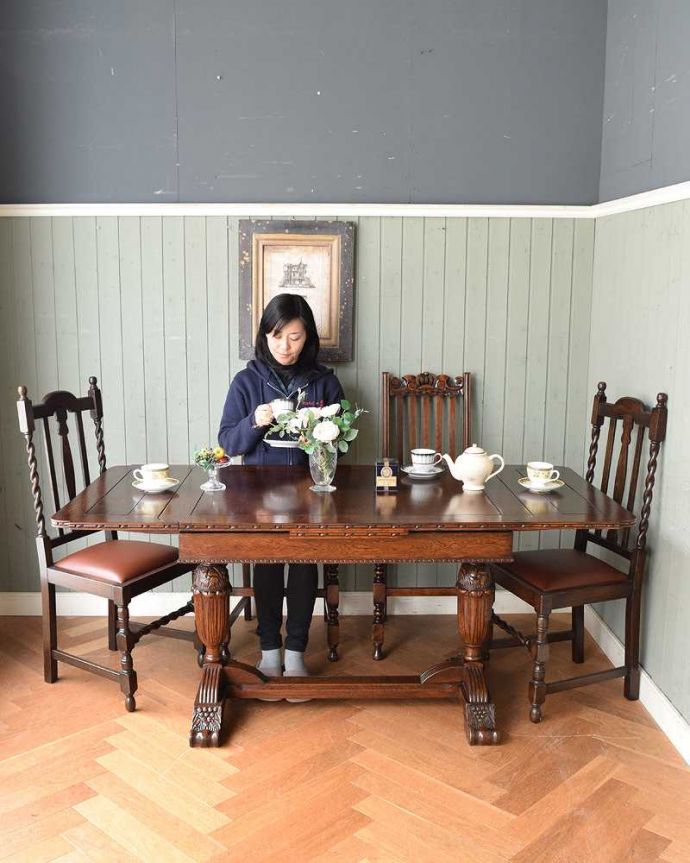 アンティークのテーブル アンティーク家具 英国らしい重厚な脚の伸長式のテーブル、アンティークのドローリーフテーブル。3通りの大きさで使える便利なテーブル天板の下に隠れているリーフを引っ張り出せばあっという間に大きくなっちゃうドローリーフテーブル。(q-1407-f)