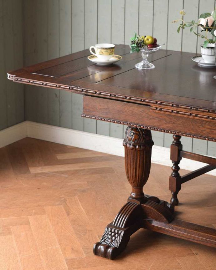アンティークのテーブル アンティーク家具 英国らしい重厚な脚の伸長式のテーブル、アンティークのドローリーフテーブル。やっぱり目が行く重厚なデザインの脚重厚な雰囲気のバルボスレッグと呼ばれる美しい脚が一番の特長。(q-1407-f)