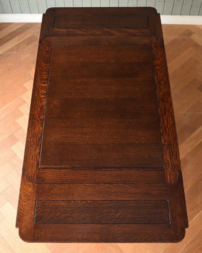 アンティークのテーブル アンティーク家具 英国らしい重厚な脚の伸長式のテーブル、アンティークのドローリーフテーブル。やっぱりテーブルは天板が重要全部開いた状態で天板を上から見てみるとこんな感じです。(q-1407-f)