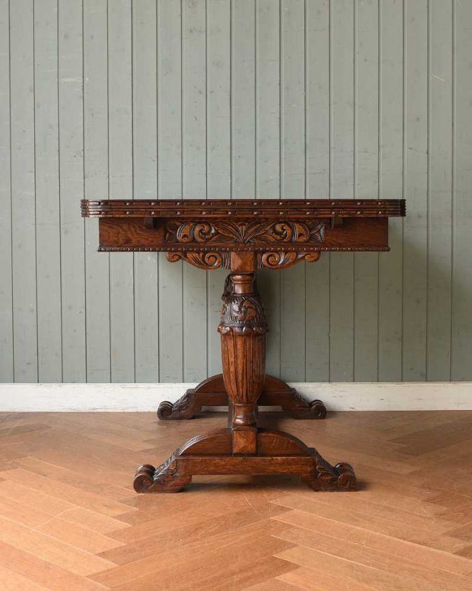 アンティークのテーブル アンティーク家具 英国らしい重厚な脚の伸長式のテーブル、アンティークのドローリーフテーブル。こちら側から見てみると・・・アンティークは新品ではないので経年変化によるキズはありますが、専門の職人がしっかり修復しました。(q-1407-f)