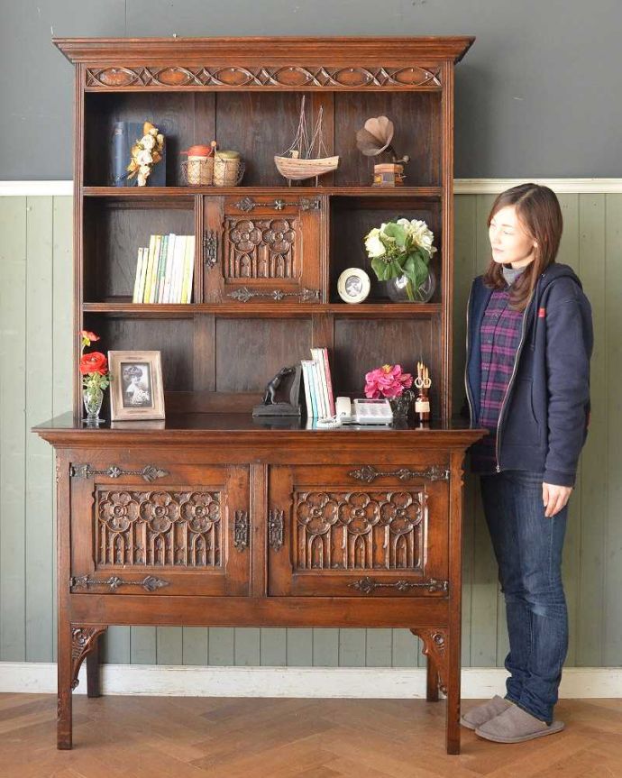 アンティークのキャビネット アンティーク家具 アンティークの英国家具、飾ったアイテムを惹き立てるウェルッシュドレッサー(食器棚)。アンティークらしい「見せる」収納家具ドレッサーとは、もともとキッチンで使われていたお料理を飾り付け(ドレッシング)するための家具。(q-1409-f)