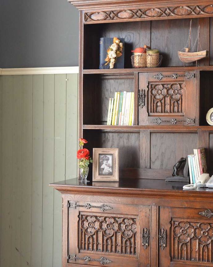アンティークのキャビネット アンティーク家具 アンティークの英国家具、飾ったアイテムを惹き立てるウェルッシュドレッサー(食器棚)。置いたもの全部が素敵に見えちゃうオープン棚を支える支柱の装飾がとても美しいので、この棚に置いたものが全部オシャレに見えるんです。(q-1409-f)