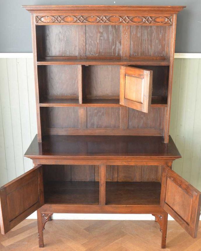 アンティークのキャビネット アンティーク家具 アンティークの英国家具、飾ったアイテムを惹き立てるウェルッシュドレッサー(食器棚)。扉を開けてみると…中が見えない扉の中も、キレイに修復しました。(q-1409-f)