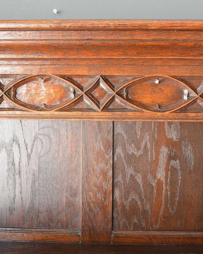 アンティークのキャビネット アンティーク家具 アンティークの英国家具、飾ったアイテムを惹き立てるウェルッシュドレッサー(食器棚)。惚れ惚れしちゃう美しさこんなに堅い無垢材に一体どうやって彫ったんだろう?と不思議になるくらい細かい彫にうっとりです。(q-1409-f)