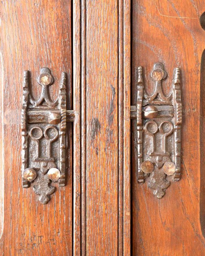 アンティークのキャビネット アンティーク家具 アンティークの英国家具、飾ったアイテムを惹き立てるウェルッシュドレッサー(食器棚)。アンティークらしい取っ手美しいデザインの取っ手。(q-1409-f)