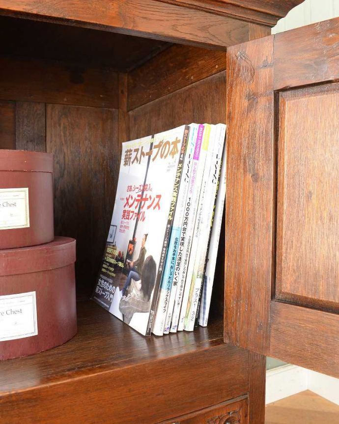 アンティークのキャビネット アンティーク家具 アンティークの英国家具、飾ったアイテムを惹き立てるウェルッシュドレッサー(食器棚)。A4サイズも収納出来ちゃう優れものA4サイズの雑誌までしっかり収納出来ちゃう大きさ。(q-1409-f)