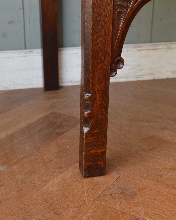 アンティークのキャビネット アンティーク家具 アンティークの英国家具、飾ったアイテムを惹き立てるウェルッシュドレッサー(食器棚)。女性1人でもラクに運べちゃうヒミツHandleのアンティークは、脚の裏にフェルトキーパーをお付けしているので、床を滑らせれば女性でも移動がカンタンに出来ます!ご安心下さい。(q-1409-f)