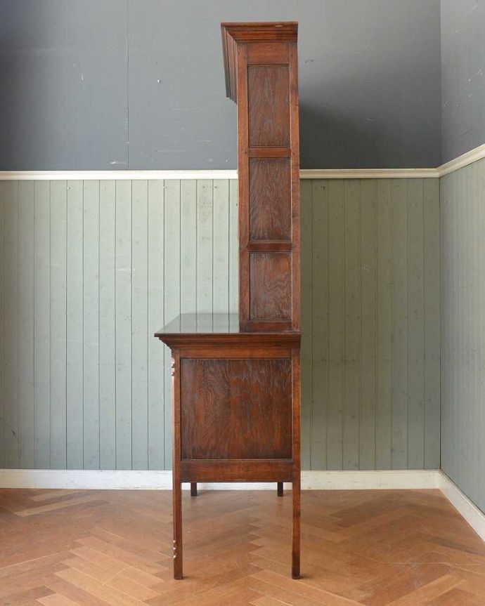 アンティークのキャビネット アンティーク家具 アンティークの英国家具、飾ったアイテムを惹き立てるウェルッシュドレッサー(食器棚)。横から見てもステキもちろん横もキレイに修復していますので、横顔だって美しいんです。(q-1409-f)