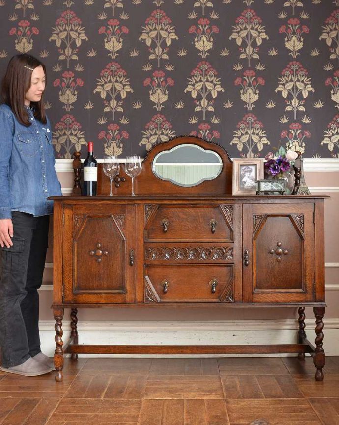 サイドボード アンティーク家具 英国輸入の便利なアンティーク家具、鏡のかたちが素敵なミラーバックサイドボード。鏡がキラっと輝くサイドボード光を取り込んでキラキラ輝くミラーは、まだ電気が発達していなかった時代に太陽や蝋燭の灯りを反射させて部屋を明るくするために付けられたもの。(q-1410-f)