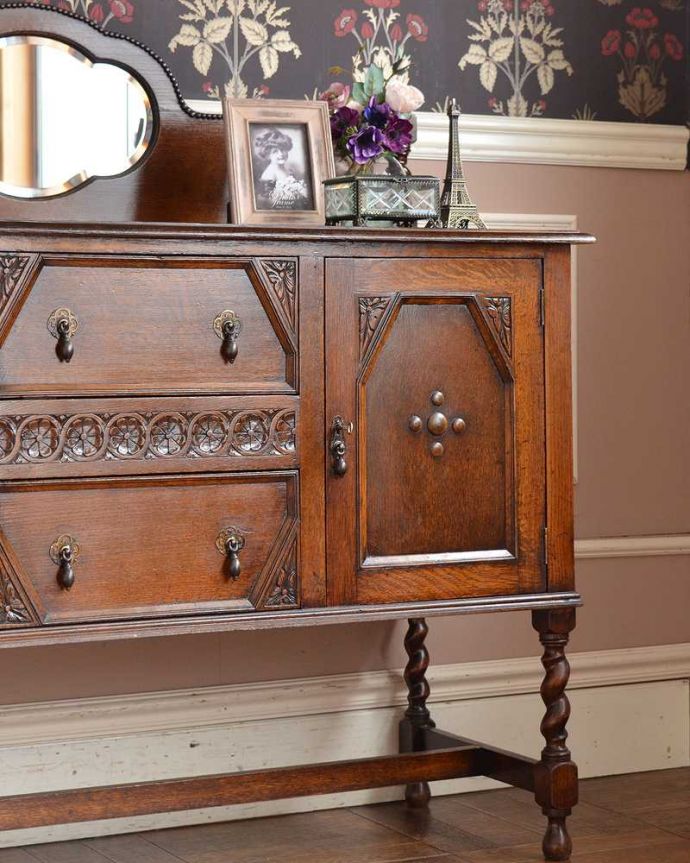 サイドボード アンティーク家具 英国輸入の便利なアンティーク家具、鏡のかたちが素敵なミラーバックサイドボード。見た目の美しさとたっぷりの収納力が魅力もともとダイニングでサーブ用の家具として造られた英国らしいアンティーク家具。(q-1410-f)