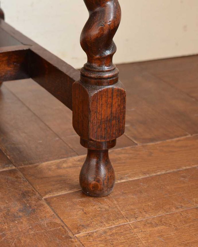 サイドボード アンティーク家具 英国輸入の便利なアンティーク家具、鏡のかたちが素敵なミラーバックサイドボード。女性でも運べちゃう理由は・・・Handleのアンティークは、脚の裏にフェルトキーパーをお付けしていますので、重い家具でも床を滑らせれて移動する事が出来ます。(q-1410-f)