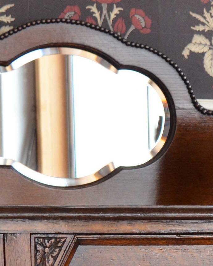 サイドボード アンティーク家具 英国輸入の便利なアンティーク家具、鏡のかたちが素敵なミラーバックサイドボード。美しいアンティークのミラー身だしなみを整えるのはもちろん、大きな鏡はお部屋を広く見せる効果があります。(q-1410-f)
