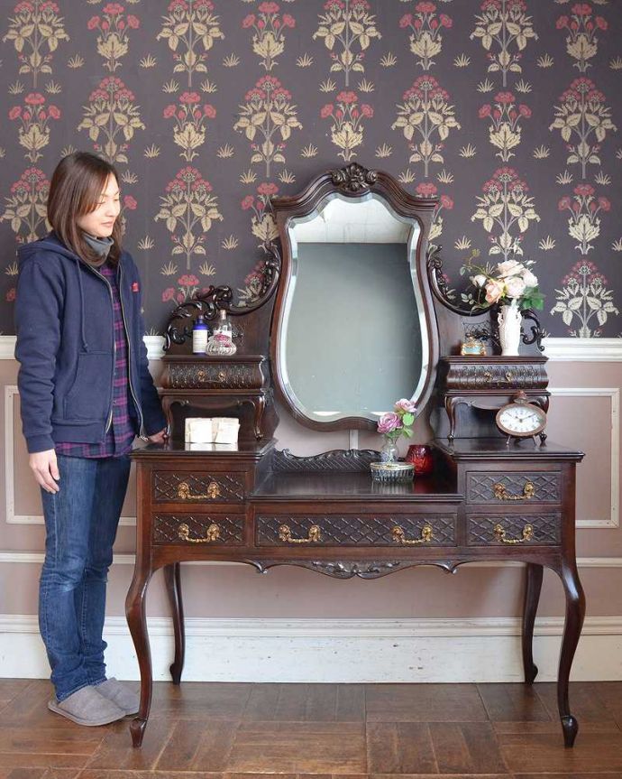 アンティークのドレッサー　アンティーク家具　パーラーキャビネットのような豪華なドレッシングテーブル(ドレッサー)。大きな鏡を見る度に毎日が楽しくなるドレッシングチェストミラーが付いた女性のための家具ドレッシングチェスト。(q-1411-f)