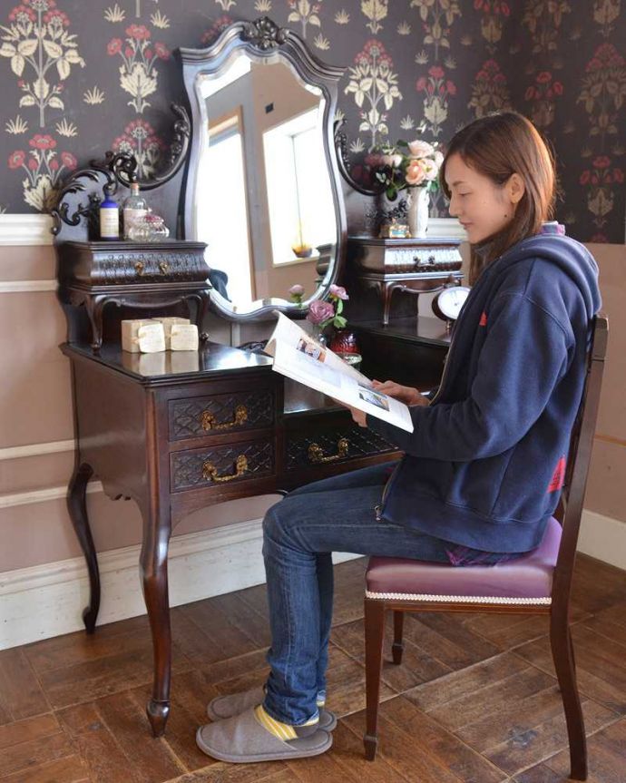 アンティークのドレッサー　アンティーク家具　パーラーキャビネットのような豪華なドレッシングテーブル(ドレッサー)。自分だけの場所で過ごす自分だけの時間女性にとって特別な場所だから、ここに座っているだけでなんだかワクワクしちゃうんです。(q-1411-f)