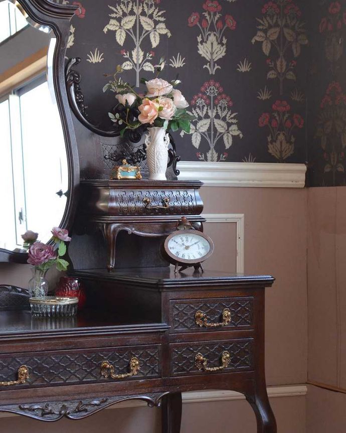 アンティークのドレッサー　アンティーク家具　パーラーキャビネットのような豪華なドレッシングテーブル(ドレッサー)。英国アンティークが持つ素材の華やかさ木目の美しさが際立つ英国アンティークらしいドレッシングチェスト。(q-1411-f)