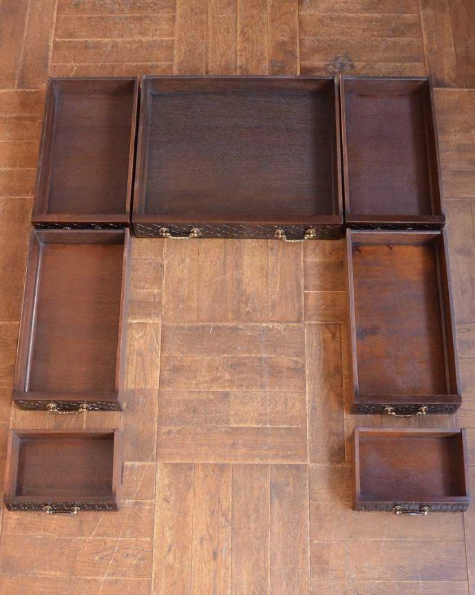 アンティークのドレッサー　アンティーク家具　パーラーキャビネットのような豪華なドレッシングテーブル(ドレッサー)。引き出しの中もキレイに修復しました収納としても使えるよう、もちろん引き出しの中も職人がキレイにお直ししました。(q-1411-f)