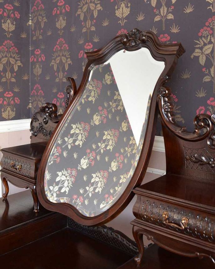 アンティークのドレッサー　アンティーク家具　パーラーキャビネットのような豪華なドレッシングテーブル(ドレッサー)。お部屋も広く見せてくれます身だしなみを整えるのはもちろん、大きな鏡はお部屋を広く見せる効果があります。(q-1411-f)