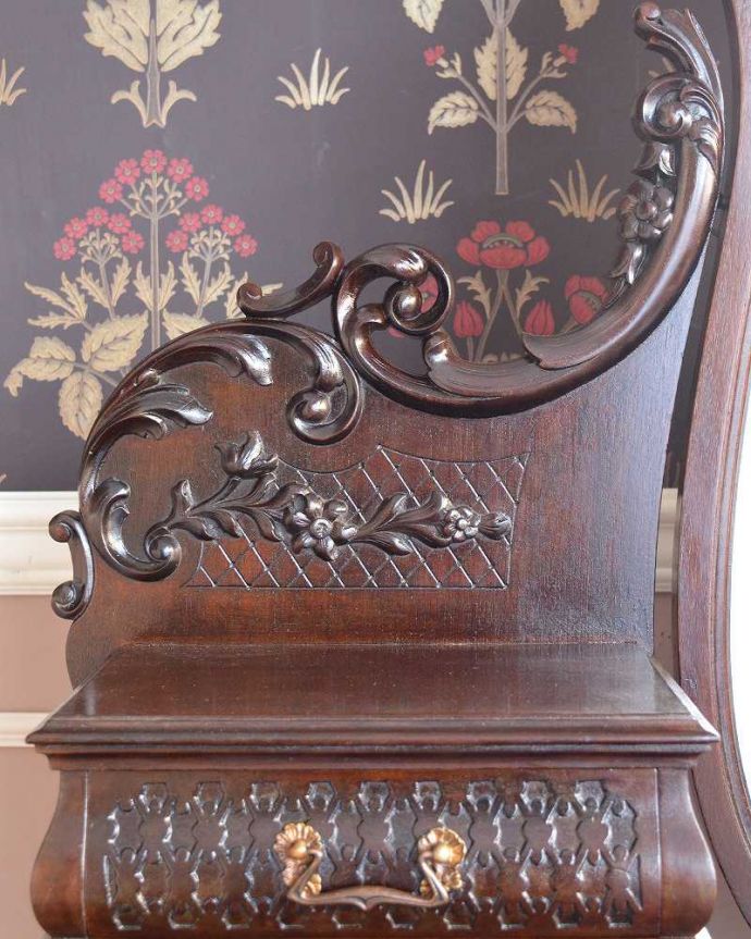 アンティークのドレッサー　アンティーク家具　パーラーキャビネットのような豪華なドレッシングテーブル(ドレッサー)。惚れ惚れするような美しさとっても堅い無垢材に一体どうやって彫っていったんでしょう？アンティークらしく細かい彫りを眺めているだけでうっとりしてしまいます。(q-1411-f)