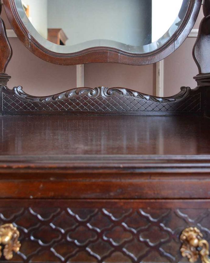 アンティークのドレッサー　アンティーク家具　パーラーキャビネットのような豪華なドレッシングテーブル(ドレッサー)。至る所に繊細な彫いろんな彫のデザインがありますが、個人的に美しいと思える女性らしく優雅なデザインを選んできました。(q-1411-f)