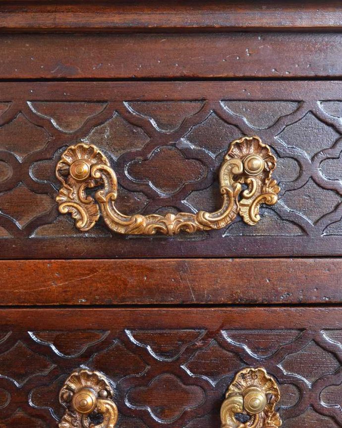 アンティークのドレッサー　アンティーク家具　パーラーキャビネットのような豪華なドレッシングテーブル(ドレッサー)。アンティークらしい素敵な取っ手味わい深いアンティークらしい取っ手のデザインからも時間の流れが感じられます。(q-1411-f)