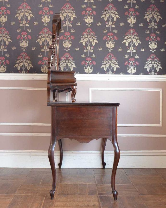 アンティークのドレッサー　アンティーク家具　パーラーキャビネットのような豪華なドレッシングテーブル(ドレッサー)。横から見てもステキもちろん横から見られてもいいようにしっかり修復してあります。(q-1411-f)