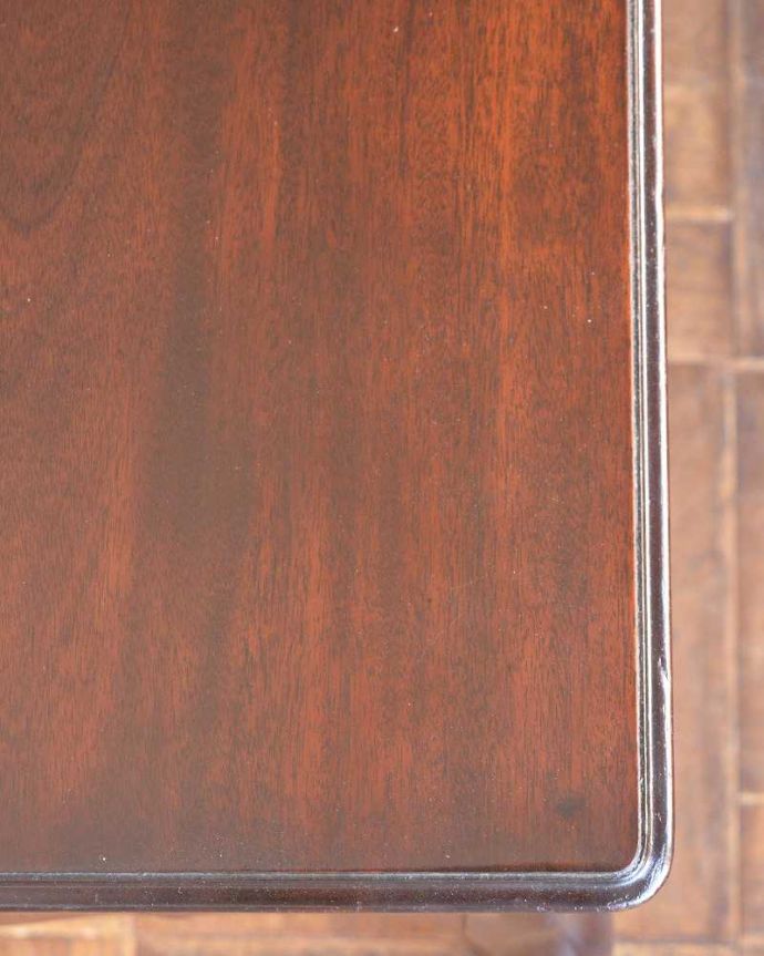 アンティークのドレッサー　アンティーク家具　パーラーキャビネットのような豪華なドレッシングテーブル(ドレッサー)。昔の人の知恵ミラーの脇にある小さな台。(q-1411-f)