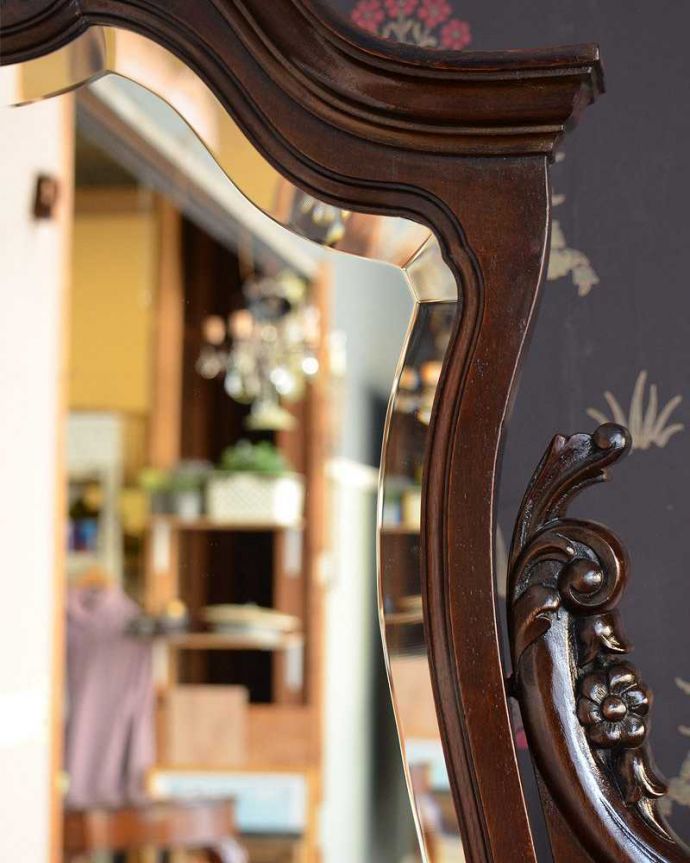 アンティークのドレッサー　アンティーク家具　パーラーキャビネットのような豪華なドレッシングテーブル(ドレッサー)。ご希望の方には新しいミラーでお届けしますコンディションのいいアンティークのミラーですが、ご希望の方には新しいミラーに交換してお届けします（別途見積もり）ご注文の際お気軽にご連絡下さい。(q-1411-f)