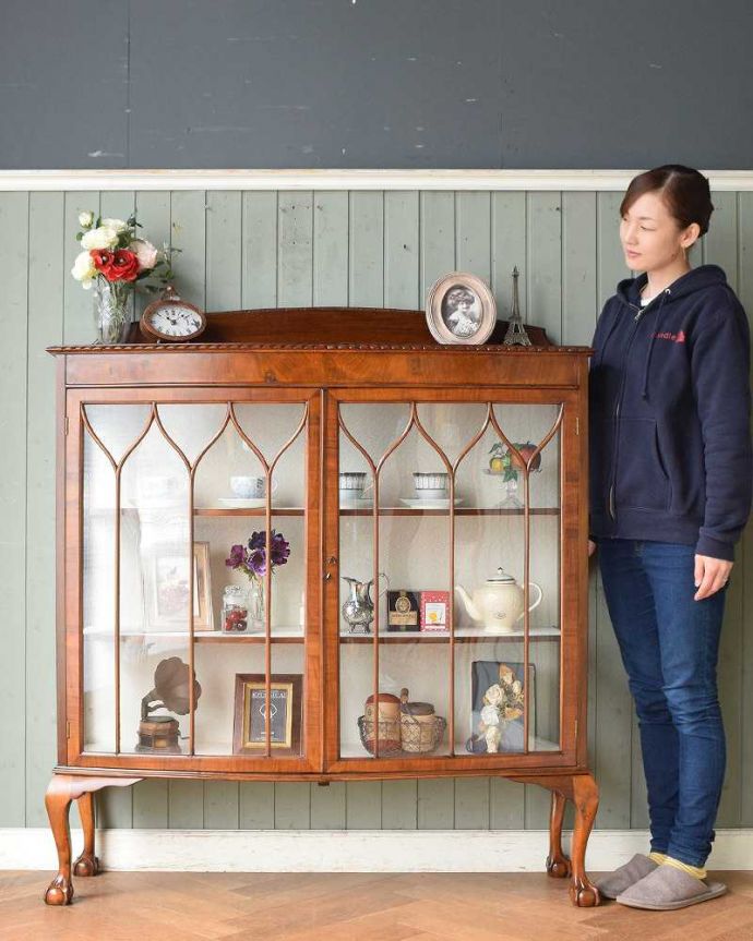 アンティークのキャビネット　アンティーク家具　クロウ＆ボールの脚がエレガントな定番の形をしたアンティークガラスキャビネット。おススメ度No,1のアンティーク家具いろんな場所で使えてお部屋に魅せ場を作ってくれるガラスのキャビネットはアンティーク家具の中でもイチオシの家具です。(q-1412-f)