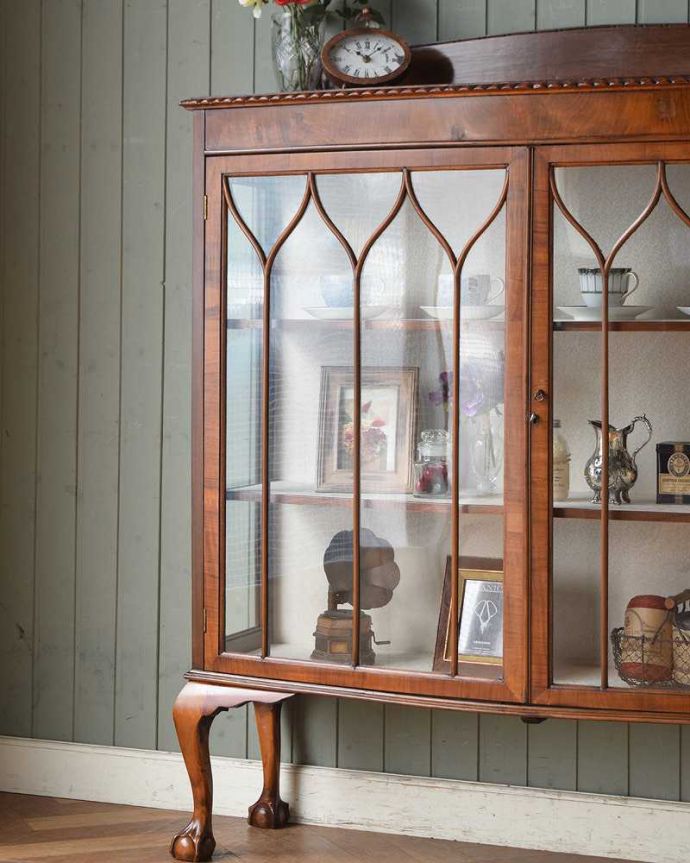 アンティークのキャビネット　アンティーク家具　クロウ＆ボールの脚がエレガントな定番の形をしたアンティークガラスキャビネット。木で描かれたガラス扉の模様の美しさにうっとり･･･まだ機械のない時代に、どうやって作られたんだろう…と不思議になるくらい美しいガラス面に描かれた美しい木の模様が特長。(q-1412-f)