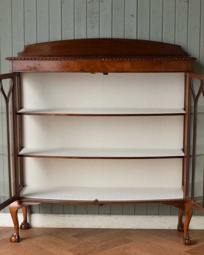 アンティークのキャビネット　アンティーク家具　クロウ＆ボールの脚がエレガントな定番の形をしたアンティークガラスキャビネット。扉を開けてみると･･･職人がキレイに修復して、背板も新しい生地に張替えました。(q-1412-f)