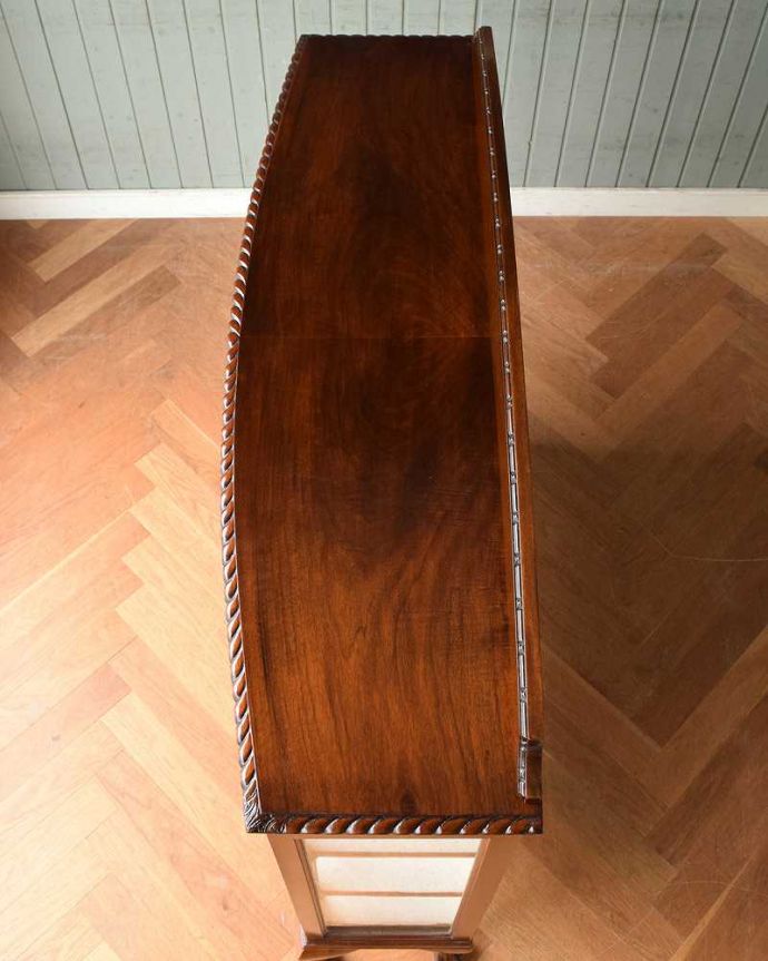 アンティークのキャビネット　アンティーク家具　クロウ＆ボールの脚がエレガントな定番の形をしたアンティークガラスキャビネット。塗装もキレイに仕上げました上から見るとこんな形のキャビネットです。(q-1412-f)