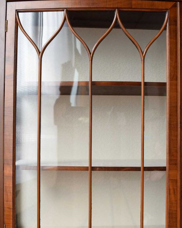 アンティークのキャビネット　アンティーク家具　クロウ＆ボールの脚がエレガントな定番の形をしたアンティークガラスキャビネット。美しい装飾にうっとり…ガラス面の装飾が上品なアクセントに。(q-1412-f)