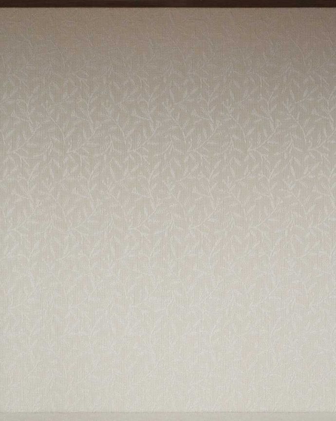 アンティークのキャビネット　アンティーク家具　クロウ＆ボールの脚がエレガントな定番の形をしたアンティークガラスキャビネット。新しい生地で張り替えましたキャビネットの表情に合わせて新しい背板の生地を選びました。(q-1412-f)