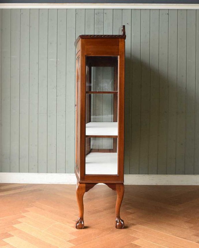 アンティークのキャビネット　アンティーク家具　クロウ＆ボールの脚がエレガントな定番の形をしたアンティークガラスキャビネット。横から見ても素敵なんです三方向がガラスのキャビネット。(q-1412-f)