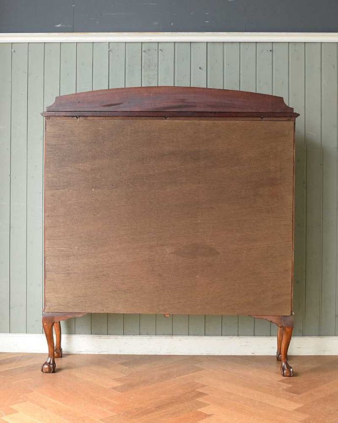 アンティークのキャビネット　アンティーク家具　クロウ＆ボールの脚がエレガントな定番の形をしたアンティークガラスキャビネット。後ろ姿も美しいですアンティークは新品ではないので、経年変化によるキズはありますが、専門の職人がしっかり修復したので後姿もキレイです。(q-1412-f)