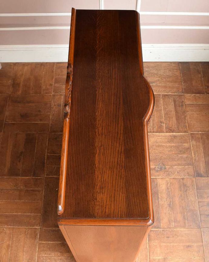 アンティークのキャビネット　アンティーク家具　英国輸入のアンティークの収納家具、お花の彫刻入りのブックケース（キャビネット）。上から見てみると…家具の形はこんな感じです。(q-1413-f)