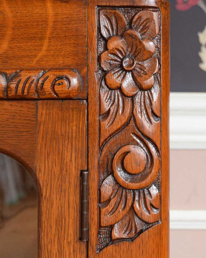 アンティークのキャビネット　アンティーク家具　英国輸入のアンティークの収納家具、お花の彫刻入りのブックケース（キャビネット）。惚れ惚れしちゃう美しさこんなに堅い無垢材に一体どうやって彫ったんだろう？と不思議になるくらい細かい彫にうっとりです。(q-1413-f)
