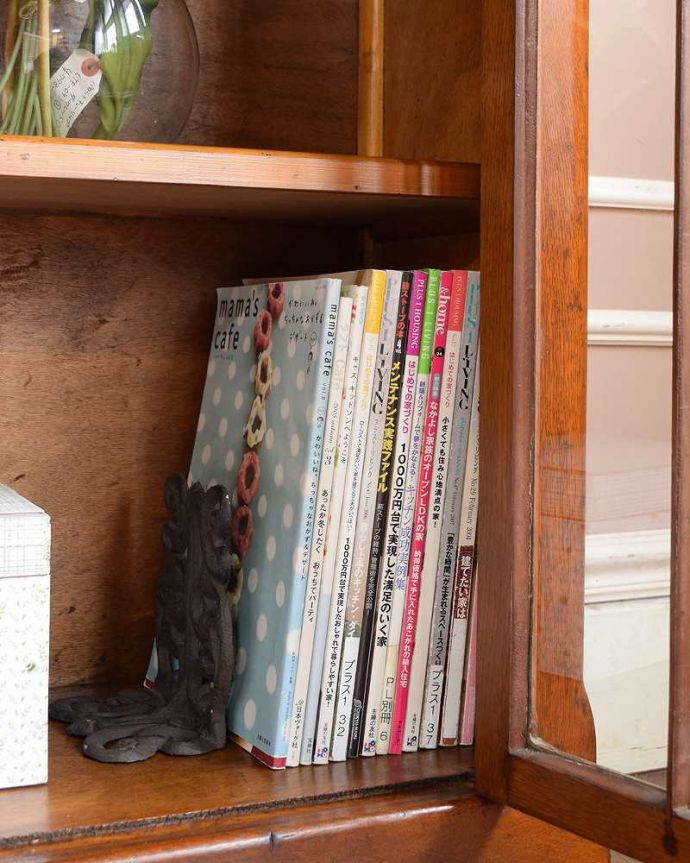 アンティークのキャビネット　アンティーク家具　英国輸入のアンティークの収納家具、お花の彫刻入りのブックケース（キャビネット）。しっかり収納できますA4サイズの雑誌までしっかり収納出来ちゃう優れもの。(q-1413-f)