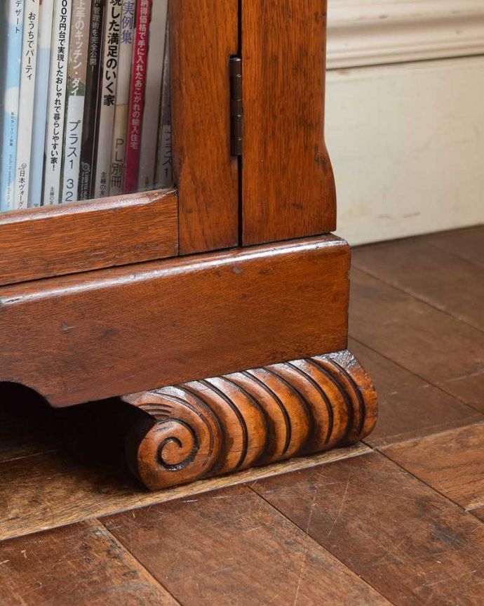 アンティークのキャビネット　アンティーク家具　英国輸入のアンティークの収納家具、お花の彫刻入りのブックケース（キャビネット）。女性1人でラクラク運べちゃう仕掛けHandleのアンティークは、脚の裏にフェルトキーパーをお付けしています。(q-1413-f)