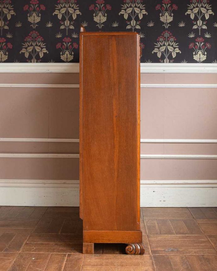 アンティークのキャビネット　アンティーク家具　英国輸入のアンティークの収納家具、お花の彫刻入りのブックケース（キャビネット）。横から見てもステキ横顔だって英国アンティークらしくカッコイイんです。(q-1413-f)