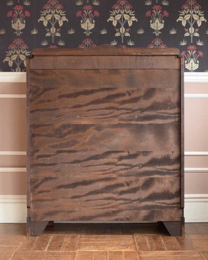 アンティークのキャビネット　アンティーク家具　英国輸入のアンティークの収納家具、お花の彫刻入りのブックケース（キャビネット）。後ろ姿もキレイですアンティークは新品ではないので、もちろん経年変化によるキズはありますが、専門の職人が修復したので後ろ姿にも自信があります。(q-1413-f)