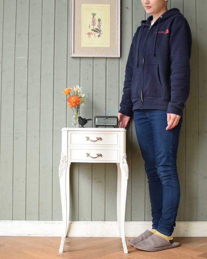 アンティークのチェスト　アンティーク家具　フランス輸入のアンティーク家具、ホワイトカラーのベッドサイドチェスト。毎日がお姫さま気分で過ごせるチェストまるでおとぎ話の世界から飛び出てきたような可愛いデザインのチェスト。(q-1414-f)