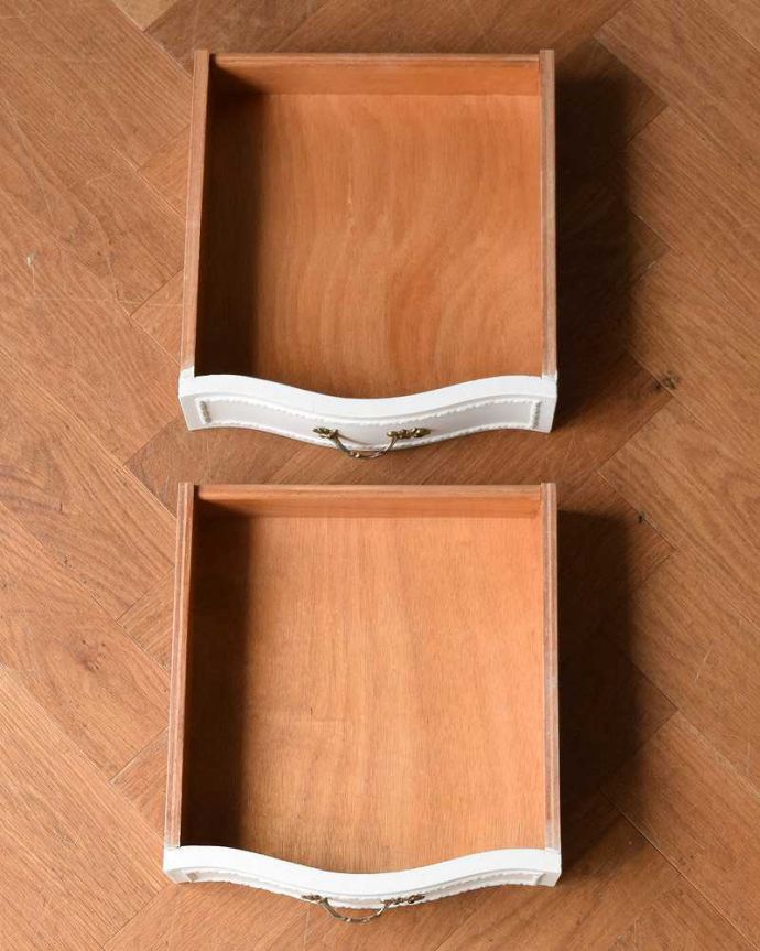 アンティークのチェスト　アンティーク家具　フランス輸入のアンティーク家具、ホワイトカラーのベッドサイドチェスト。引き出しの中もキレイに修復しましたチェストで一番気になる引き出しの中も、もちろん専門の職人がキレイに修復しました。(q-1414-f)