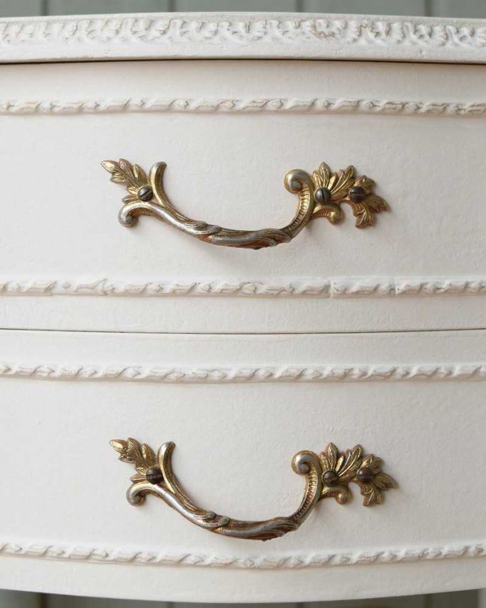 アンティークのチェスト　アンティーク家具　フランス輸入のアンティーク家具、ホワイトカラーのベッドサイドチェスト。開ける度にワクワクする取っ手優雅なデザインは、もちろん取っ手の部分も。(q-1414-f)