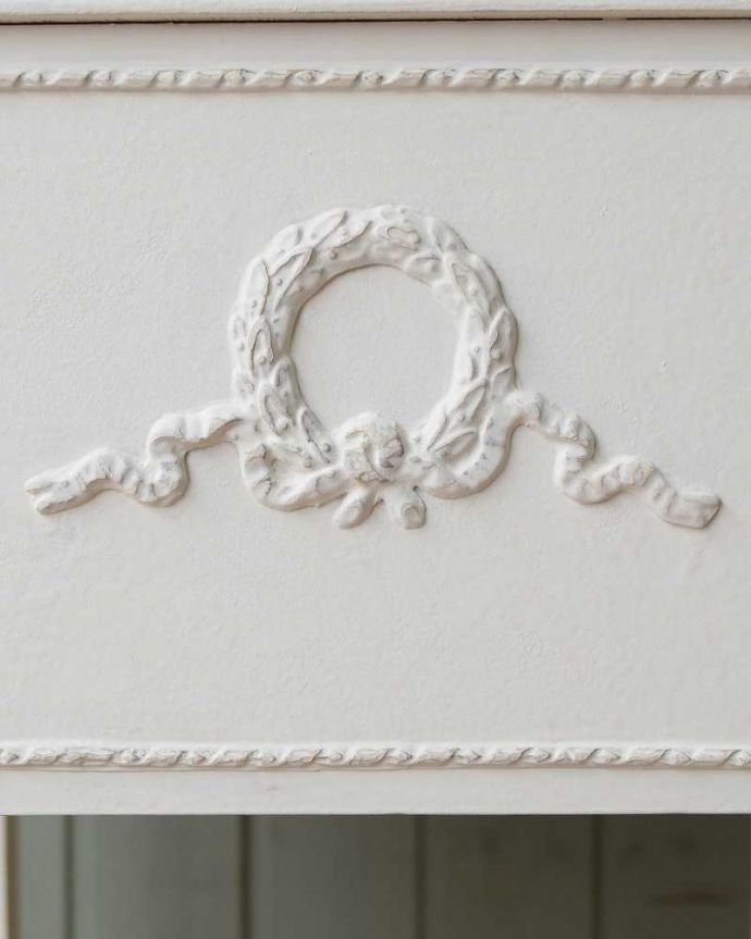 アンティークのチェスト　アンティーク家具　フランス輸入のアンティーク家具、ホワイトカラーのベッドサイドチェスト。惚れ惚れしちゃう美しさ女性らしい彫り。(q-1414-f)